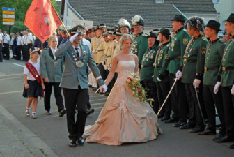 2016 - Jungschützenkönig nimmt mit Begleitung das Regiment ab